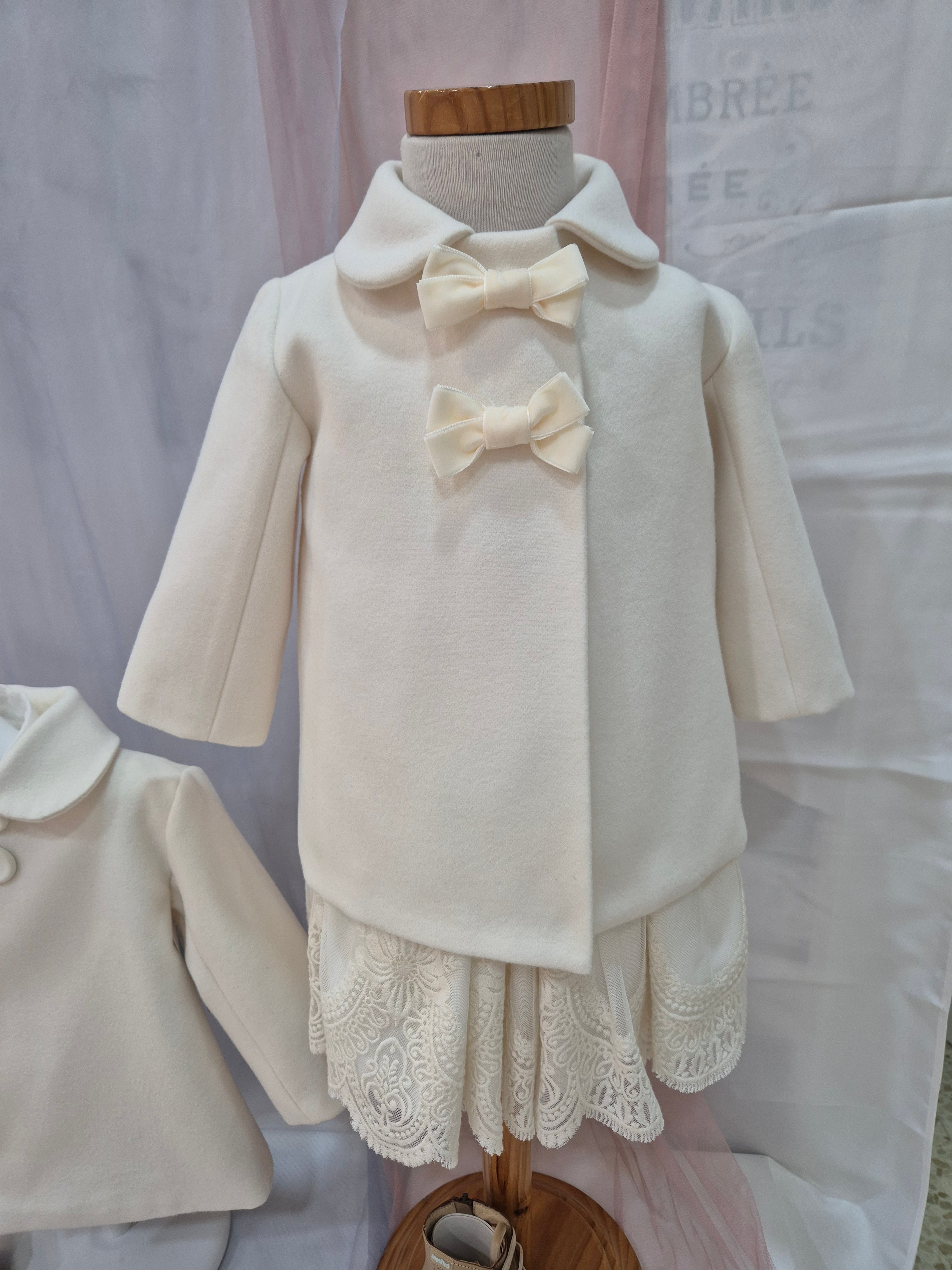 Abrigo lazos terciopelo niña