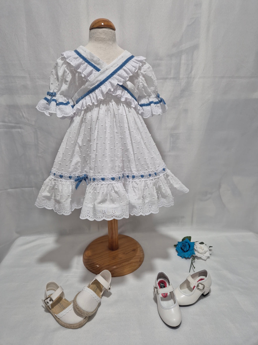 BATA BLANCA PLUMETY BEBÉ FLAMENCA CON MAÑANITA