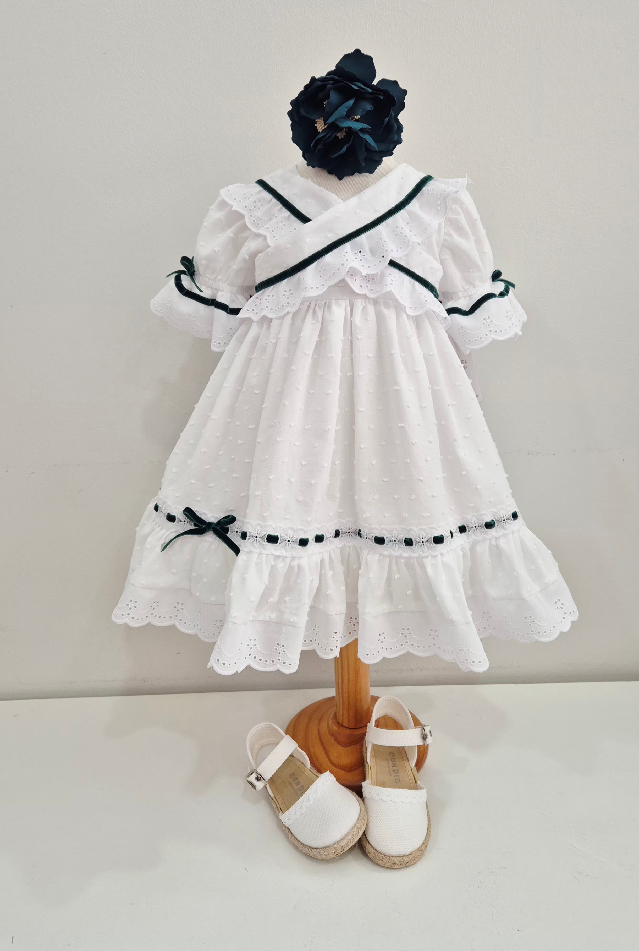 BATA BLANCA PLUMETY BEBÉ FLAMENCA CON MAÑANITA