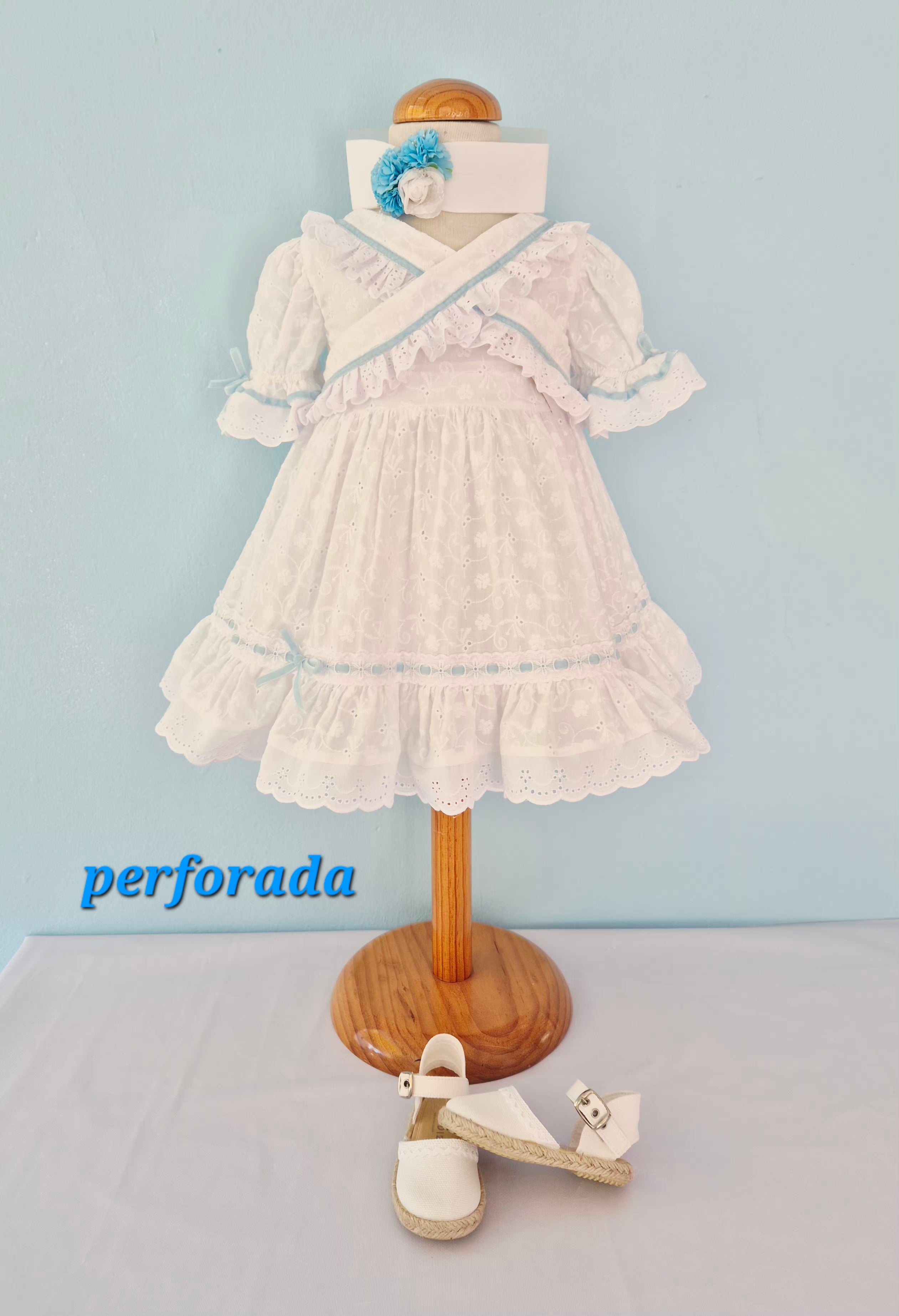 BATA FLAMENCA BEBÉ PERFORADA BLANCA  CON MAÑANITA