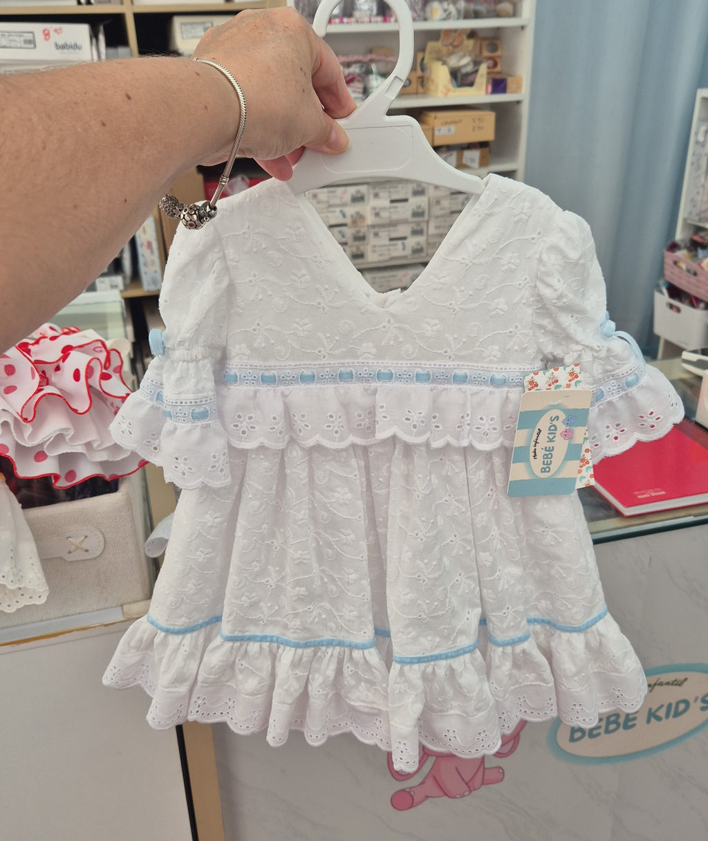 BATA BB PERFORADA BLANCA ADORNO EN PECHO