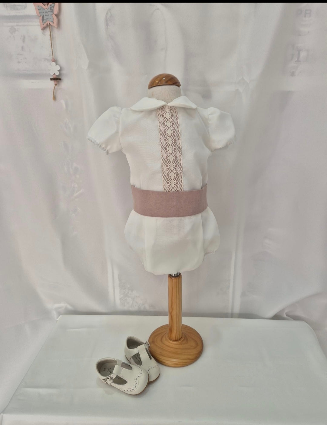 PELELE DOS PIEZAS ELSA BEIGE MANGAS CORTAS MAS FAJIN BAUTIZO